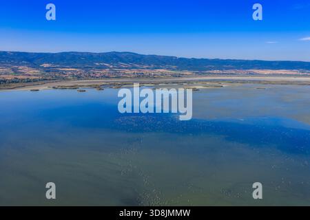 Vue aérienne du lac Koroneia en Macédoine centrale, Grèce, où la sécheresse et le changement climatique refaçonnent la terre et la vie. Banque D'Images