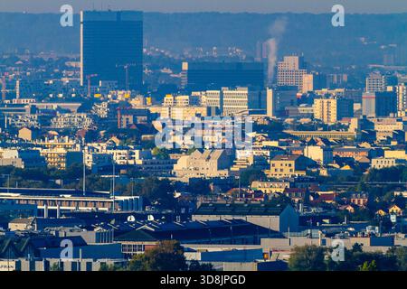 France, ile-de-France, au premier plan, la ville de Colombes, au fond, le grand bâtiment de la préfecture des hauts-Seine à Nanterre. Banque D'Images
