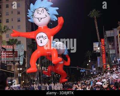 Los Angeles, États-Unis. 30 novembre 2025. Des ballons géants sont vus lors de la 93e parade annuelle de Noël d'Hollywood à Los Angeles, Californie, États-Unis, le 30 novembre 2025. Crédit : Qiu Chen/Xinhua/Alamy Live News Banque D'Images