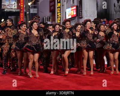 Los Angeles, États-Unis. 30 novembre 2025. Les danseurs se produisent lors de la 93e parade annuelle de Noël d'Hollywood à Los Angeles, Californie, États-Unis, le 30 novembre 2025. Crédit : Qiu Chen/Xinhua/Alamy Live News Banque D'Images