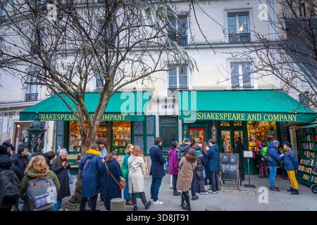 France, Ile-de-France, Paris, 5ème arrondissement, rue de la Bucherie, Café Shakespeare and Company. File d'attente de touristes Banque D'Images