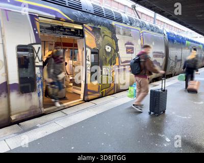 France, hauts de France, Nord, Lille, SNCF TER train, avec graffiti Banque D'Images