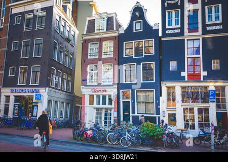 Europe, pays-Bas, Amsterdam. Façades de maisons traditionnelles Banque D'Images
