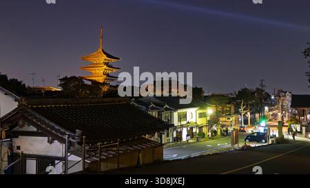 Kyoto, Japon - 26 mars 2025 : le temple Hokan-ji illuminé (pagode Yasaka) Tour de Yasaka, est une pagode bouddhiste située à Higashiyama-ku, Kyoto, Japon Banque D'Images