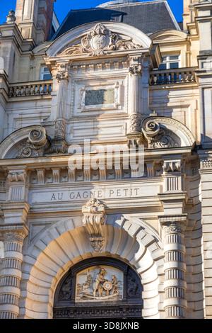 France, Ile-de-France, Paris, 1er arrondissement. Au gagne-petit est un ancien grand magasin situé à Now. 23, avenue de l'Opéra. Banque D'Images