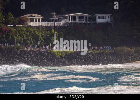 Haleiwa, HI, États-Unis. 30 novembre 2025. Spectateurs photographiés à Waimea Bay pendant la houle XL avec des vagues atteignant 25-30 pieds à Haleiwa, HI le 30 novembre 2025. Crédit : Erik Kabik Photography/Media Punch/Alamy Live News Banque D'Images