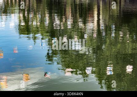 France, Paris, 75, 10e arrondissement, reflets de fanions dans le canal Saint-Martin, juillet 2025. Banque D'Images