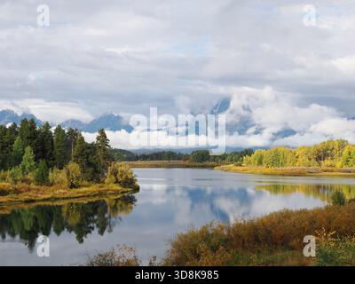 Image haute résolution d'un large coude de rivière avec de l'eau reflétant les pics de Teton et les nuages spectaculaires. Banque D'Images