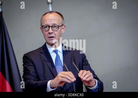 Berlin, Allemagne. 1er décembre 2025. Le chancelier fédéral Friedrich Merz (CDU) donne une conférence de presse à l'occasion des consultations gouvernementales germano-polonaises à la Chancellerie fédérale. Crédit : Kay Nietfeld/dpa/Alamy Live News Banque D'Images