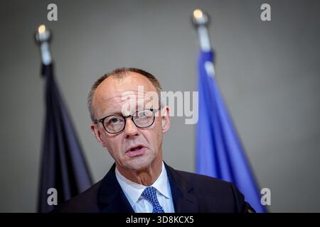 Berlin, Allemagne. 1er décembre 2025. Le chancelier fédéral Friedrich Merz (CDU) donne une conférence de presse à l'occasion des consultations gouvernementales germano-polonaises à la Chancellerie fédérale. Crédit : Kay Nietfeld/dpa/Alamy Live News Banque D'Images