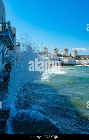 Mykonos, Cyclades, Grèce - les six moulins à vent du XVIe siècle, alignés sur une colline au-dessus de la ville de Mykonos, Mykonos Chora, sont le point de repère de l'île. Mykonos b Banque D'Images