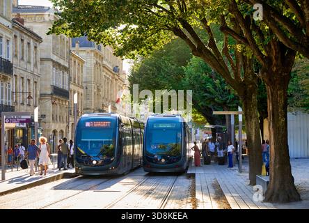 Tramways à la gare Hôtel de ville, Bordeaux, Aquitaine, Gironde, France, Europe. Banque D'Images