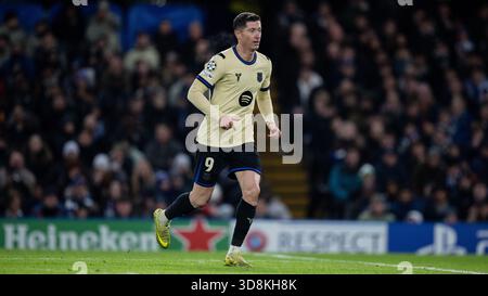 LONDRES, ANGLETERRE - NOVEMBRE 25 : Robert Lewandowski du FC Barcelone en maillot extérieur Nike Kobe Bryant, maillot et body sur toute la longueur lors des Champions l de l'UEFA Banque D'Images