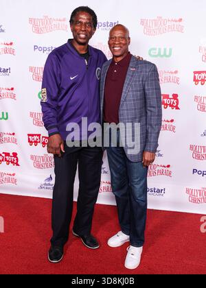 HOLLYWOOD, LOS ANGELES, CALIFORNIE, États-Unis - NOVEMBRE 30 : L'ancien joueur de basket-ball professionnel américain A. C. Green et l'ancien joueur de basket-ball professionnel américain et entraîneur Byron Scott arrivent au 93e défilé annuel de Noël d'Hollywood avec le grand maréchal Luke Wilson pour soutenir Marine Toys for Tots qui s'est tenu sur Hollywood Boulevard le 30 novembre 2025 à Hollywood, Los Angeles, Californie, États-Unis. (Photo de Xavier Collin/image Press Agency) Banque D'Images