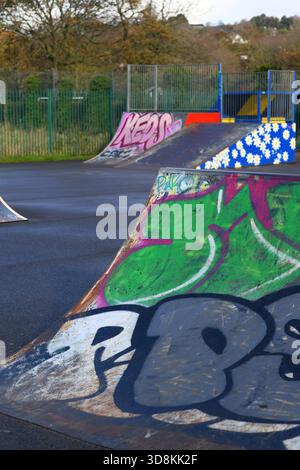 Skate Park avec graffiti Banque D'Images