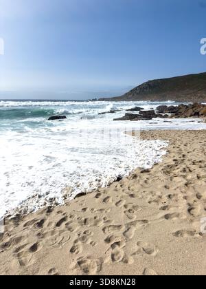 Gwynver Beach, Sennen Cove, Cornouailles Angleterre - 09 août 2025 - les fortes vagues orageuses s'écrasent sur la plage de Sennen Cove, Cornouailles. Banque D'Images