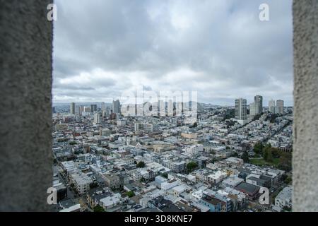 13 OCT 2025 - San Francisco, États-Unis - vue sur San Francisco montrant la baie et le Golden Gate Bridge avec la ville au premier plan Banque D'Images