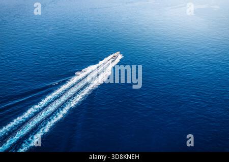 Vue aérienne d'un yacht de luxe naviguant au-dessus de la mer bleue, méditerranée en Grèce, avec espace copie Banque D'Images