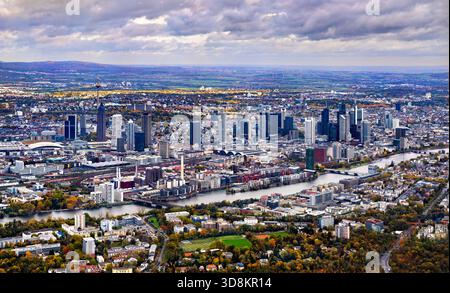 Vue aérienne de Francfort-sur-le-main en Allemagne. Les gratte-ciel du quartier financier s'élèvent au-dessus de la rivière main et des parcs verdoyants sous un ciel nuageux Banque D'Images
