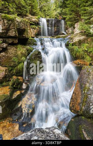 Cascade au coeur du hory de Jizerské Banque D'Images