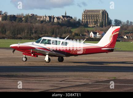 Un Piper PA-39-160 Turbo Twin Comanche à l'aéroport de Brighton Banque D'Images