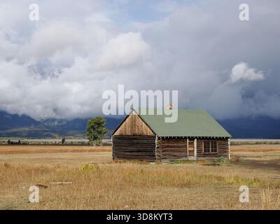 Le pionnier historique T.A. Moulton chalet en rondins situé dans un vaste paysage de prairie d'automne Banque D'Images
