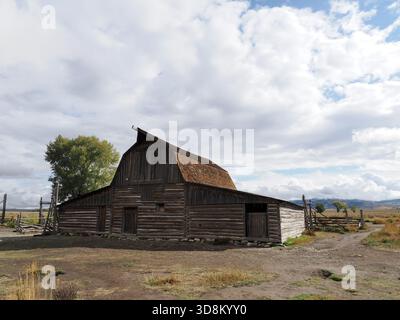 Vue classique de la structure historique Mormon Row Moulton Barn à la lumière de l'automne Banque D'Images