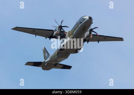 Radom, Pologne - 28 août 2025 : avion de transport tactique Airbus CASA C295 de l'armée de l'air tchèque. Exploitation en vol. Aviation et aéronefs. Ascenseur pneumatique. Voler et Banque D'Images