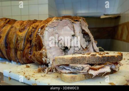 Porchetta d iAriccia est une nourriture typique de la région de Rome et est un succulent rôti de porc italien désossé. Banque D'Images