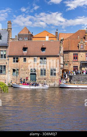 Bruges, Belgique - 19 mai 2023 : les touristes attendent dans le port de Rosary Quay pour une excursion en bateau pour une croisière sur les canaux aquatiques Banque D'Images