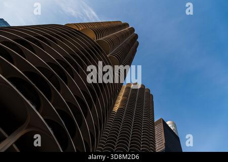 Chicago, États-Unis - 13 avril 2025 : tours emblématiques de Marina City et gratte-ciel à proximité dans le centre-ville de Chicago Banque D'Images