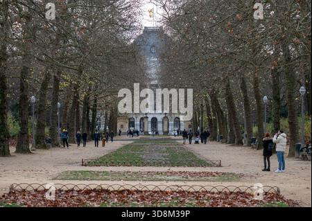 Vue du Warandepark à Bruxelles en automne, avec des feuilles tombées recouvrant les sentiers du parc. En arrière-plan, le Palais Royal — résidence officielle Banque D'Images
