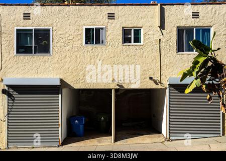 Un immeuble d'appartements de style dingbat à Los Angeles, en Californie, typique de l'architecture Sun Belt des années 1950 et 1960, avec des places de parking « soft story » Banque D'Images