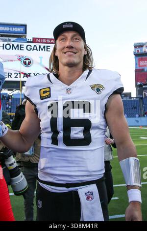Nashville, États-Unis. 30 novembre 2025. Le quarterback des Jaguars de Jacksonville Trevor Lawrence (16 ans) après avoir remporté le match contre les Titans du Tennessee au Nissan Stadium de Nashville, Tennessee, le 30 novembre 2025. (Photo de Kindell Buchanan/Sipa USA) crédit : Sipa USA/Alamy Live News Banque D'Images