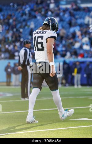 Nashville, États-Unis. 30 novembre 2025. Le quarterback des Jaguars de Jacksonville Trevor Lawrence (16 ans) lors du match contre les Titans du Tennessee au Nissan Stadium de Nashville, Tennessee, le 30 novembre 2025. (Photo de Kindell Buchanan/Sipa USA) crédit : Sipa USA/Alamy Live News Banque D'Images