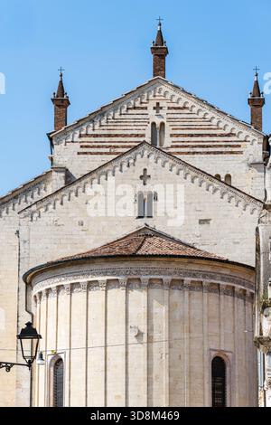 La cathédrale de Vérone, également connue sous le nom de Duomo di Verona, présente des détails architecturaux complexes et une horloge étonnante. Banque D'Images
