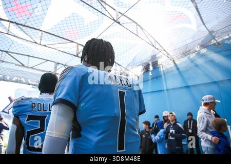 Nashville, États-Unis. 30 novembre 2025. Le quarterback des Titans du Tennessee Cam Ward (1) avant le match contre les Jaguars de Jacksonville au Nissan Stadium de Nashville, Tennessee, le 30 novembre 2025. (Photo de Kindell Buchanan/Sipa USA) crédit : Sipa USA/Alamy Live News Banque D'Images