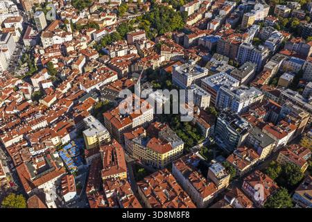 Vue aérienne des toits en terre cuite embrassés par le soleil créant une tapisserie chaleureuse sur le paysage urbain, niché au cœur de l'étreinte de la ville., Trieste, Banque D'Images