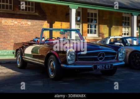 1967 Mercedes-Benz 250 SL, exposée à l'Assemblée de Bicester Motion qui s'est tenue le 30 novembre 2025. Banque D'Images