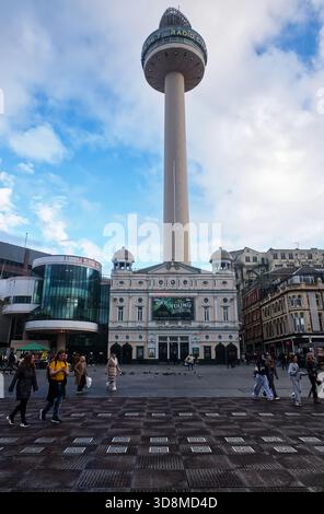 L'historique Liverpool Playhouse Theatre se trouve sous l'imposante structure moderne John's Beacon (Radio City Tower) sur Williamson Square. Banque D'Images
