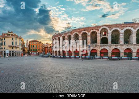 Amphithéâtre romain antique Arena di Verona au lever du soleil avec des bâtiments colorés et pavés vides Piazza Bra Square, vieille ville de Vérone, Vénétie, Italie Banque D'Images