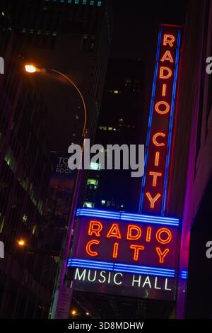 Un panneau au néon Radio City Music Hall à l'extérieur du Rockefeller Center. Banque D'Images