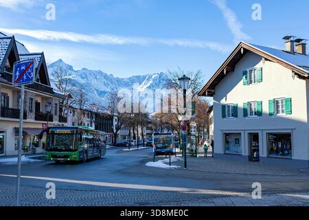 Garmisch-Partenkirchen, Bavière, Allemagne – 28 novembre 2025 : les bus publics circulent dans les rues enneigées du centre-ville de Garmisch-Partenkirchen Banque D'Images