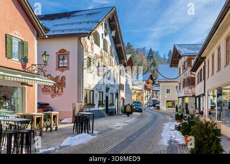 Garmisch-Partenkirchen, Allemagne – 28 novembre 2025. Une charmante rue pavée dans le quartier Partenkirchen dispose de maisons colorées avec tradition Banque D'Images