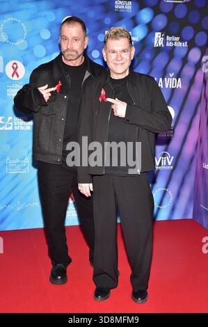 40. Jahre -Künstler GEGEN AIDS C DIE GALA 2025 Künstler GEGEN AIDS C DIE GALA 2025 Ulf Leo Sommer und Peter plate sind Musikproduzenten und Komponisten Ankunft, roter Teppich zum Jubiläum Künstler GEGEN AIDS C DIE GALA 2025 Benefizgala zum 40-jährigen Jubiläum der Berliner AIDS-Hilfe e.V. im TDW in Berlin AM 01.12.2025 *** 40 years Künstler GEGEN AIDS C DIE GALA 2025 Künstler GEGEN AIDS C DIE GALA 2025 Ulf Leo Sommer et Peter plate sont producteurs de musique et compositeurs arrivée, tapis rouge pour l'anniversaire Künstler GEGEN AIDS C DIE GALA 2025 GALA pour le 40e anniversaire de Berliner Aid Banque D'Images