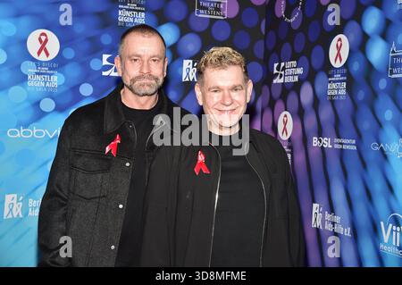 40. Jahre -Künstler GEGEN AIDS C DIE GALA 2025 Künstler GEGEN AIDS C DIE GALA 2025 Ulf Leo Sommer und Peter plate sind Musikproduzenten und Komponisten Ankunft, roter Teppich zum Jubiläum Künstler GEGEN AIDS C DIE GALA 2025 Benefizgala zum 40-jährigen Jubiläum der Berliner AIDS-Hilfe e.V. im TDW in Berlin AM 01.12.2025 *** 40 years Künstler GEGEN AIDS C DIE GALA 2025 Künstler GEGEN AIDS C DIE GALA 2025 Ulf Leo Sommer et Peter plate sont producteurs de musique et compositeurs arrivée, tapis rouge pour l'anniversaire Künstler GEGEN AIDS C DIE GALA 2025 GALA pour le 40e anniversaire de Berliner Aid Banque D'Images