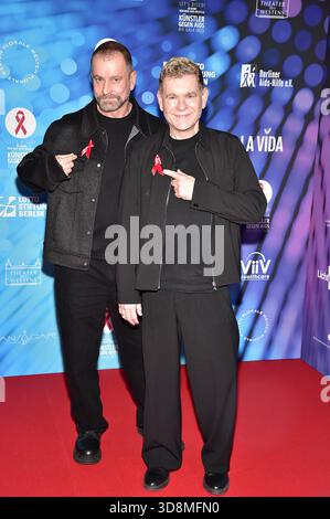 40. Jahre -Künstler GEGEN AIDS C DIE GALA 2025 Künstler GEGEN AIDS C DIE GALA 2025 Ulf Leo Sommer und Peter plate sind Musikproduzenten und Komponisten Ankunft, roter Teppich zum Jubiläum Künstler GEGEN AIDS C DIE GALA 2025 Benefizgala zum 40-jährigen Jubiläum der Berliner AIDS-Hilfe e.V. im TDW in Berlin AM 01.12.2025 *** 40 years Künstler GEGEN AIDS C DIE GALA 2025 Künstler GEGEN AIDS C DIE GALA 2025 Ulf Leo Sommer et Peter plate sont producteurs de musique et compositeurs arrivée, tapis rouge pour l'anniversaire Künstler GEGEN AIDS C DIE GALA 2025 GALA pour le 40e anniversaire de Berliner Aid Banque D'Images