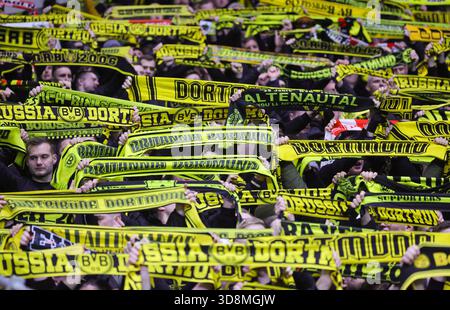 firo : 29.11.2025, Football, Football, 1ère Ligue, 1ère Bundesliga [Bundesliga], saison 2025/2026, Bayer Leverkusen - Borussia Dortmund Borussia Dortmund fans de Dortmund avec drapeaux de fans, drapeaux, fans, fond (c) WORLDRIGHTS ! ! ! Nos termes et conditions Banque D'Images