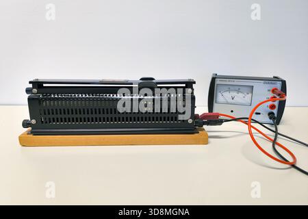 La résistance coulissante connectée à un voltmètre est utilisée pour démontrer les principes électriques de base pendant les cours de physique dans l'enseignement secondaire. Banque D'Images