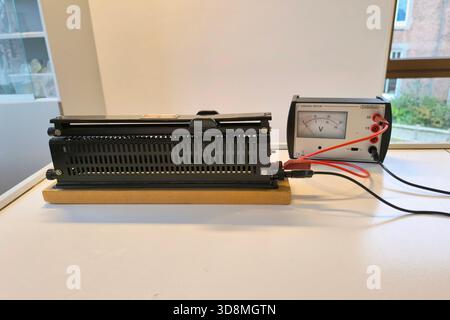 La résistance coulissante est connectée à un voltmètre et utilisée pour démontrer les principes électriques de base pendant les cours de physique dans l'enseignement secondaire. Banque D'Images